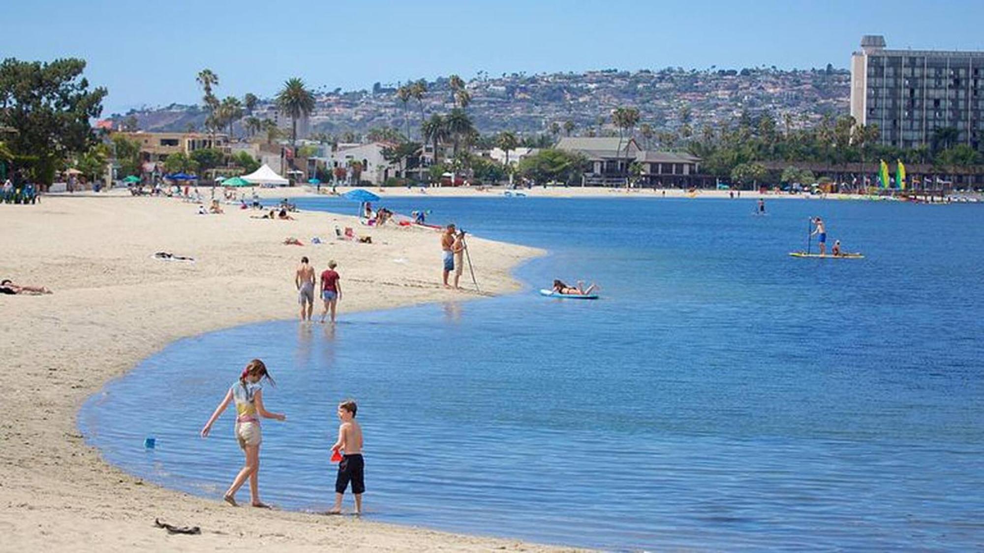 Apartment 2 Bdrm + Parking In Heart Of Mission Beach!