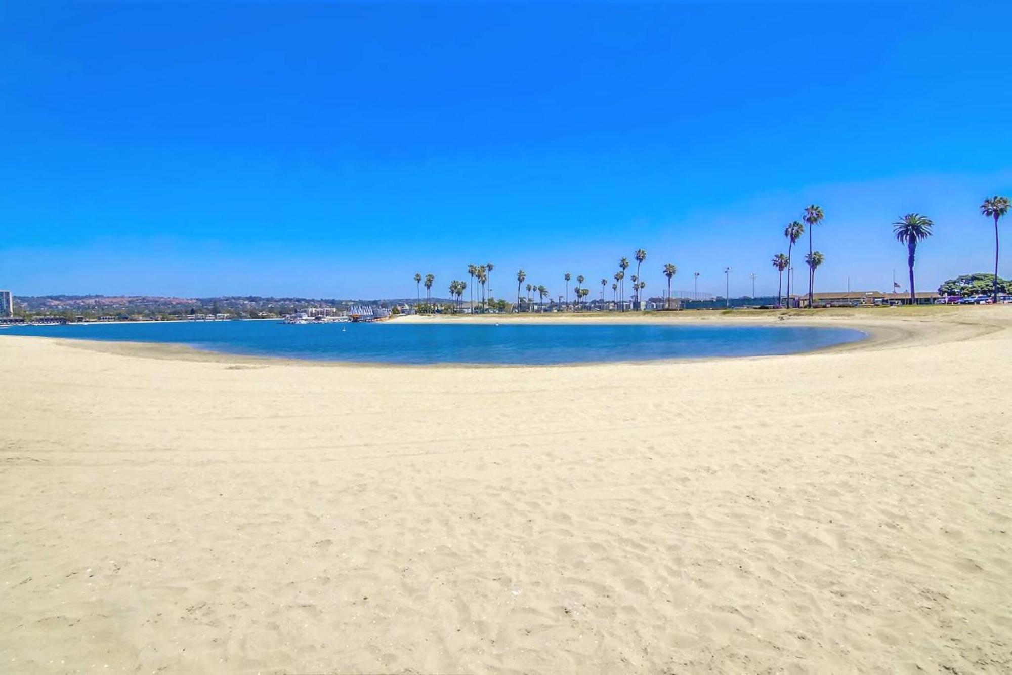 2 Bdrm + Parking In Heart Of Mission Beach! Apartment San Diego
