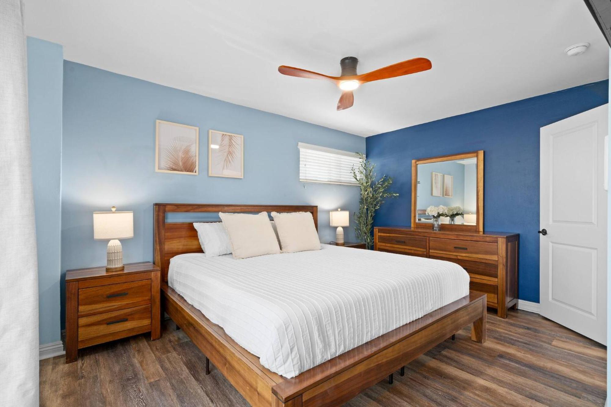 2 Bdrm + Parking In Heart Of Mission Beach! San Diego