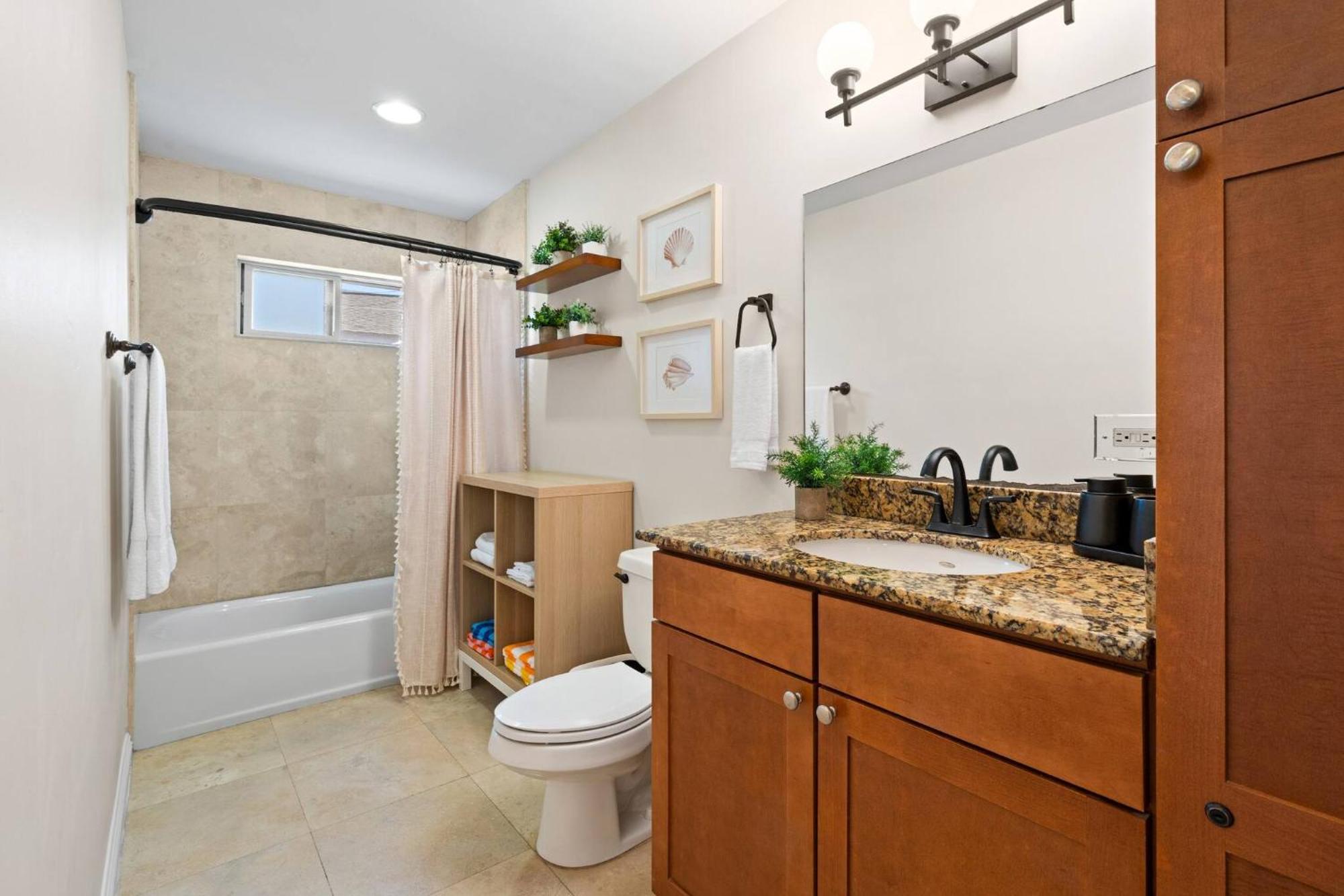 2 Bdrm + Parking In Heart Of Mission Beach! Apartment