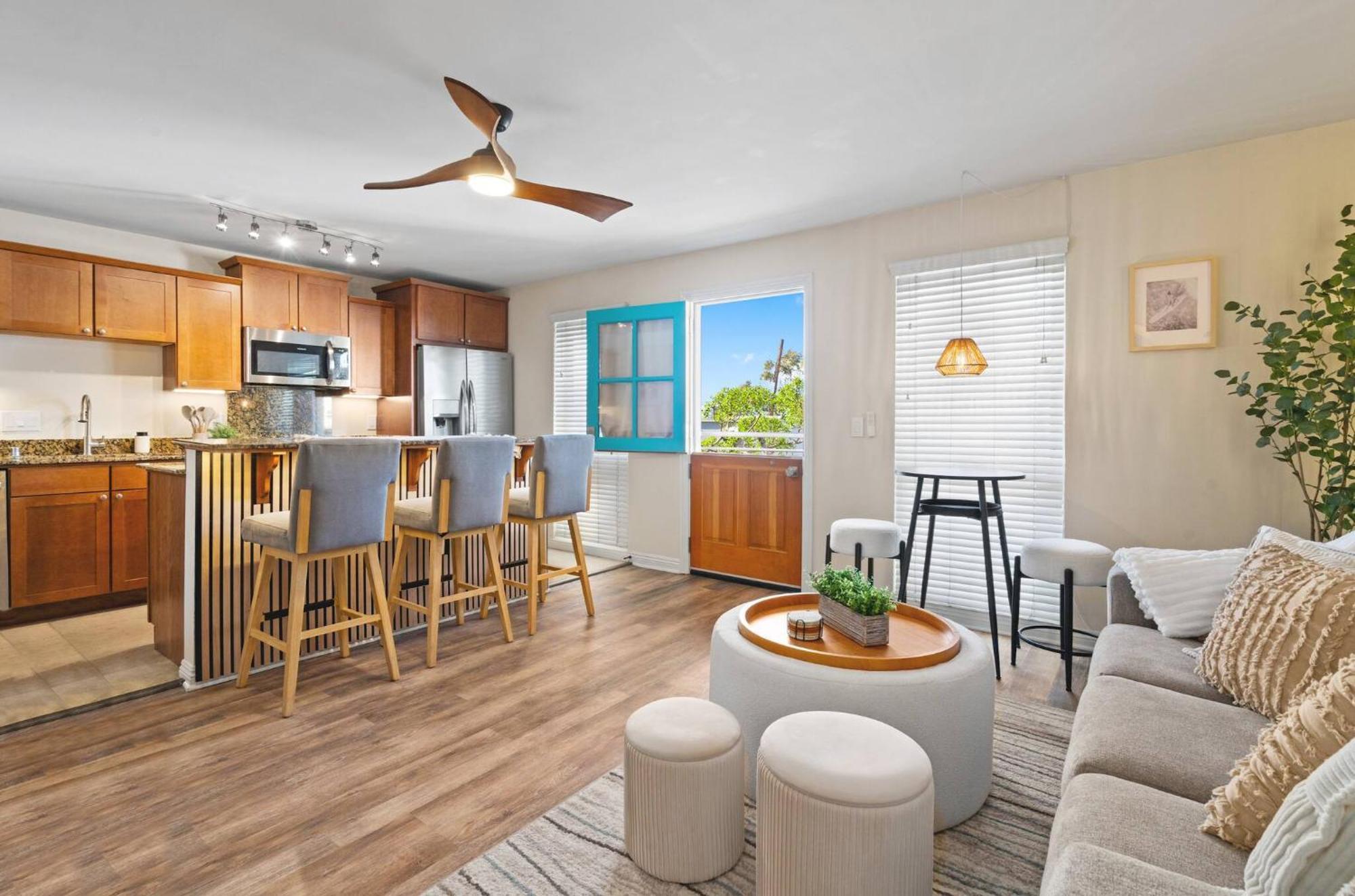 2 Bdrm + Parking In Heart Of Mission Beach!