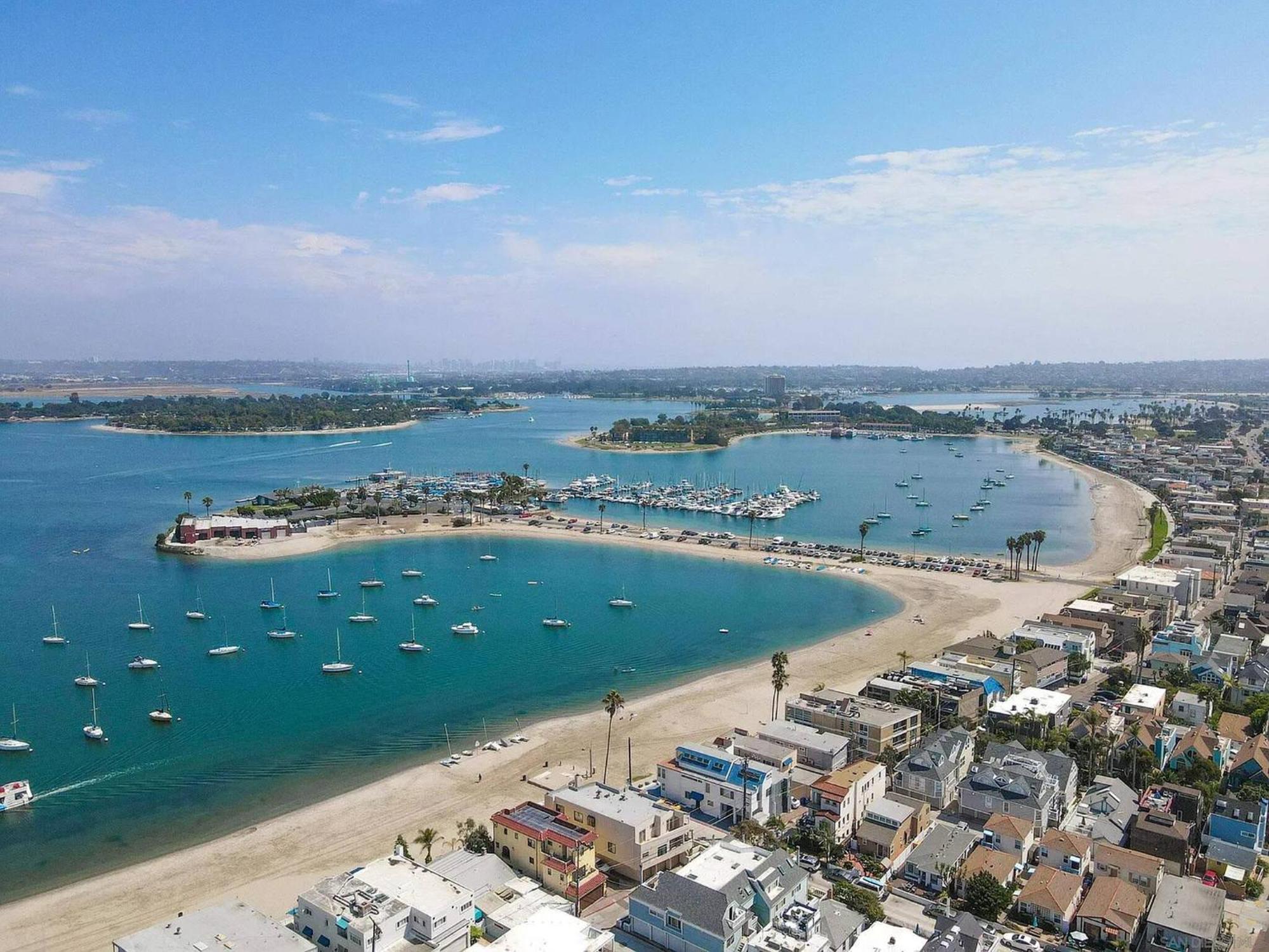 Apartamento 2 Bdrm + Parking In Heart Of Mission Beach!